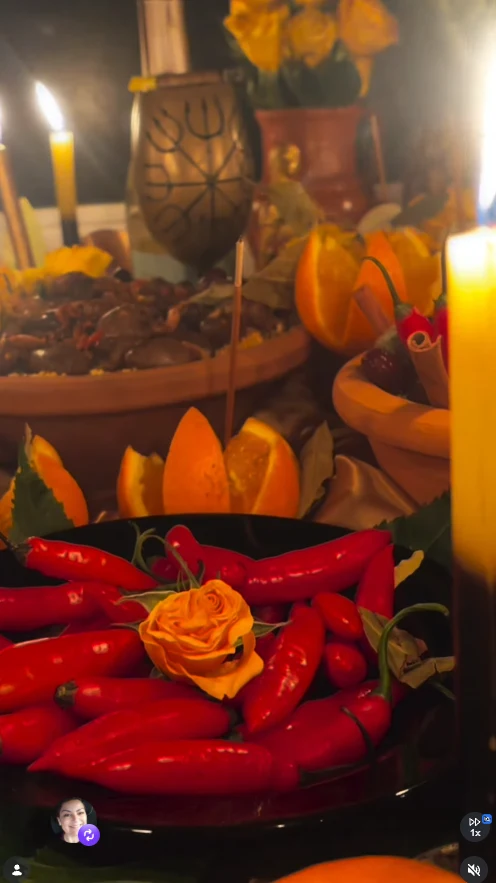 Rosas e velas em altar do Portal