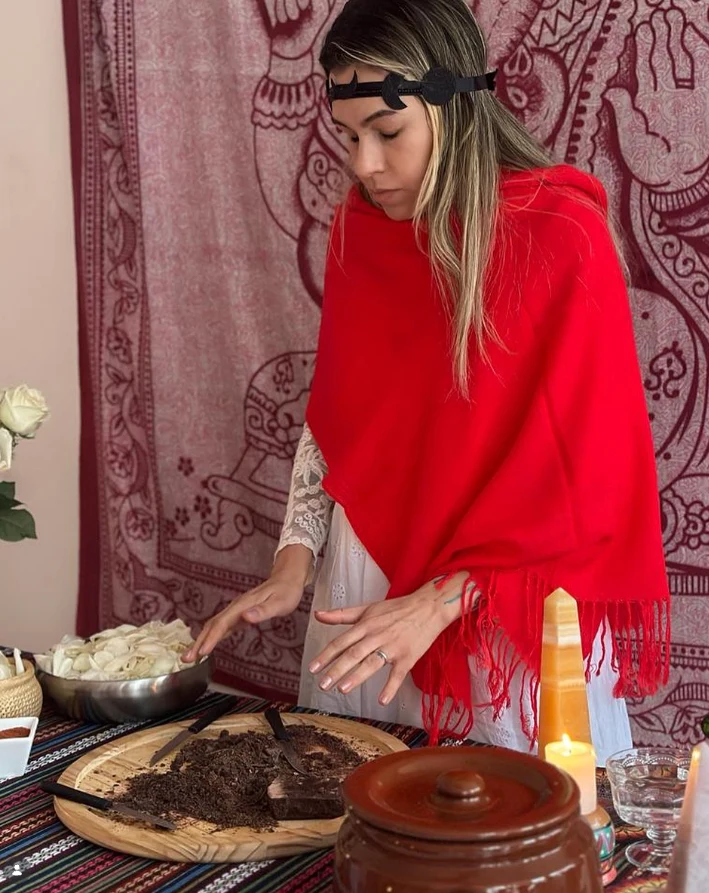 Luísa preparando o cacau